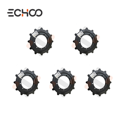 A roda dentada de tração se encaixa em componentes do chassi da mini escavadeira Kubota U55-4